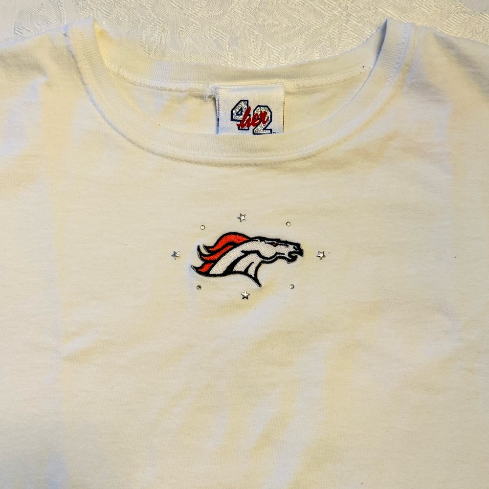 Women’s Denver Broncos White Embroidered Tee Shirt. Size Large